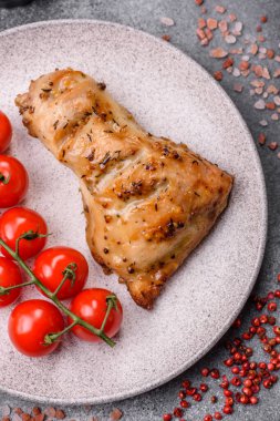 Tavuk budu, baharat ve biberiyeyle ızgara. Tavuk budu yemek arkaplanı.
