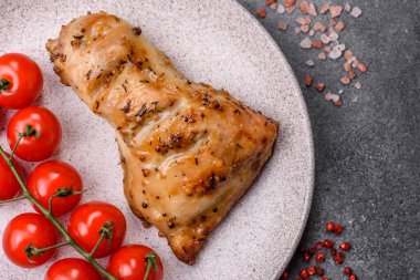 Tavuk budu, baharat ve biberiyeyle ızgara. Tavuk budu yemek arkaplanı.