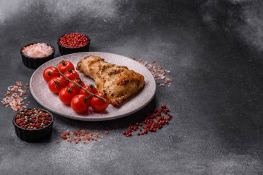 Tavuk budu, baharat ve biberiyeyle ızgara. Tavuk budu yemek arkaplanı.