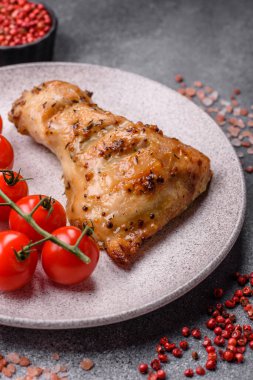 Tavuk budu, baharat ve biberiyeyle ızgara. Tavuk budu yemek arkaplanı.