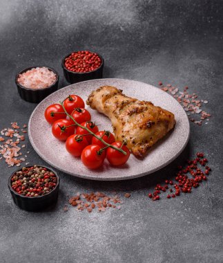 Tavuk budu, baharat ve biberiyeyle ızgara. Tavuk budu yemek arkaplanı.