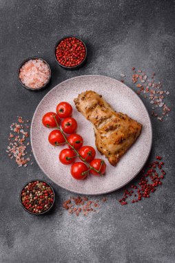 Tavuk budu, baharat ve biberiyeyle ızgara. Tavuk budu yemek arkaplanı.