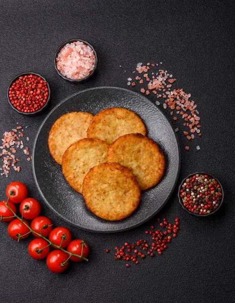 Esrar, kızarmış patates ve kahvaltıda baharatlı soğan gözlemesi. Yemek arkaplanı olarak kızarmış mücver.