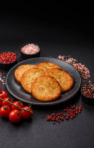 Esrar, kızarmış patates ve kahvaltıda baharatlı soğan gözlemesi. Yemek arkaplanı olarak kızarmış mücver.