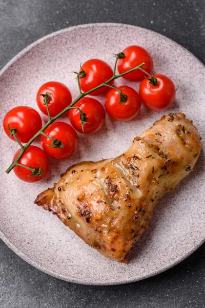 Tavuk budu, baharat ve biberiyeyle ızgara. Tavuk budu yemek arkaplanı.