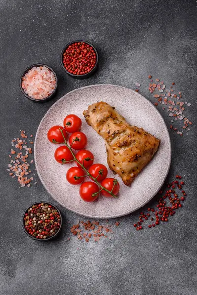 Tavuk budu, baharat ve biberiyeyle ızgara. Tavuk budu yemek arkaplanı.