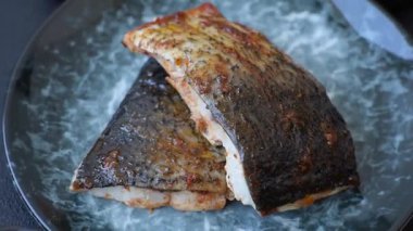 Yiyecek, deniz ürünleri, limon, tuz ve baharatlı ızgara balık filetosu. Öğle yemeği için ızgara balık filetosu, sağlıklı yemek.