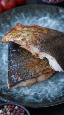 Yiyecek, deniz ürünleri, limon, tuz ve baharatlı ızgara balık filetosu. Öğle yemeği için ızgara balık filetosu, sağlıklı yemek.