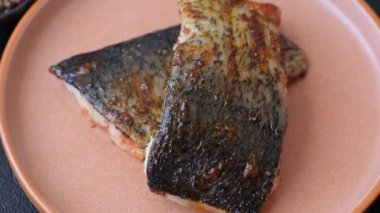 Yiyecek, deniz ürünleri, limon, tuz ve baharatlı ızgara balık filetosu. Öğle yemeği için ızgara balık filetosu, sağlıklı yemek.