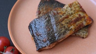 Yiyecek, deniz ürünleri, limon, tuz ve baharatlı ızgara balık filetosu. Öğle yemeği için ızgara balık filetosu, sağlıklı yemek.