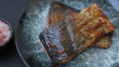 Yiyecek, deniz ürünleri, limon, tuz ve baharatlı ızgara balık filetosu. Öğle yemeği için ızgara balık filetosu, sağlıklı yemek.