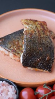 Yiyecek, deniz ürünleri, limon, tuz ve baharatlı ızgara balık filetosu. Öğle yemeği için ızgara balık filetosu, sağlıklı yemek.