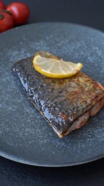 Yiyecek, deniz ürünleri, limon, tuz ve baharatlı ızgara balık filetosu. Öğle yemeği için ızgara balık filetosu, sağlıklı yemek.