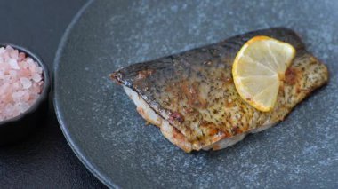 Yiyecek, deniz ürünleri, limon, tuz ve baharatlı ızgara balık filetosu. Öğle yemeği için ızgara balık filetosu, sağlıklı yemek.