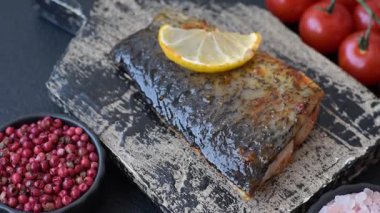 Yiyecek, deniz ürünleri, limon, tuz ve baharatlı ızgara balık filetosu. Öğle yemeği için ızgara balık filetosu, sağlıklı yemek.
