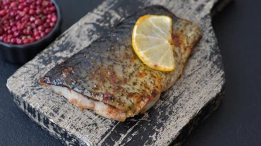 Yiyecek, deniz ürünleri, limon, tuz ve baharatlı ızgara balık filetosu. Öğle yemeği için ızgara balık filetosu, sağlıklı yemek.