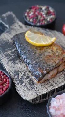 Yiyecek, deniz ürünleri, limon, tuz ve baharatlı ızgara balık filetosu. Öğle yemeği için ızgara balık filetosu, sağlıklı yemek.