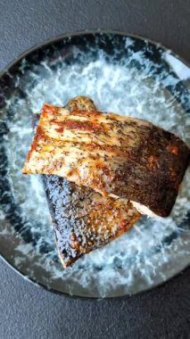 Yiyecek, deniz ürünleri, limon, tuz ve baharatlı ızgara balık filetosu. Öğle yemeği için ızgara balık filetosu, sağlıklı yemek.