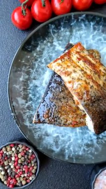 Yiyecek, deniz ürünleri, limon, tuz ve baharatlı ızgara balık filetosu. Öğle yemeği için ızgara balık filetosu, sağlıklı yemek.