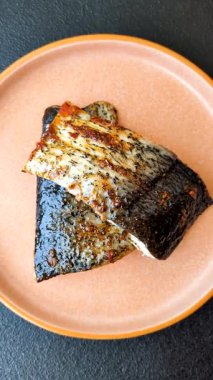 Yiyecek, deniz ürünleri, limon, tuz ve baharatlı ızgara balık filetosu. Öğle yemeği için ızgara balık filetosu, sağlıklı yemek.