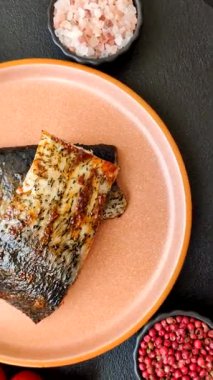 Yiyecek, deniz ürünleri, limon, tuz ve baharatlı ızgara balık filetosu. Öğle yemeği için ızgara balık filetosu, sağlıklı yemek.