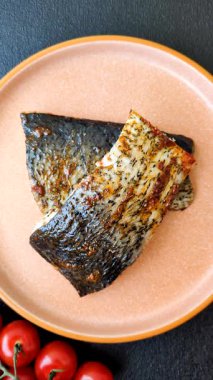 Yiyecek, deniz ürünleri, limon, tuz ve baharatlı ızgara balık filetosu. Öğle yemeği için ızgara balık filetosu, sağlıklı yemek.