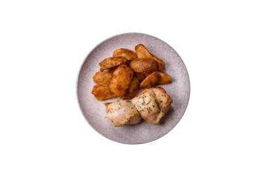 Baharatlı, sarımsaklı ve biberiyeli patates dilimleri. Tasarımınız için yemek arkaplanı olarak patates dilimleri