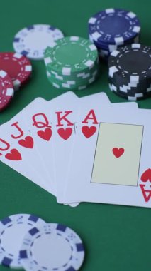 Kumarhanede poker oynuyorum. Fişler, bahisler ve risklerle. Yeşil kartlar ve çipler tasarımınız için arka plan görevi görür
