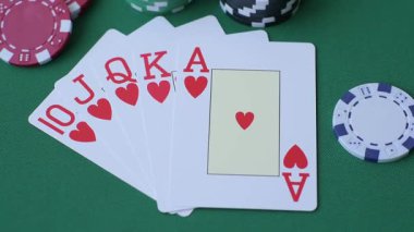 Kumarhanede poker oynuyorum. Fişler, bahisler ve risklerle. Yeşil kartlar ve çipler tasarımınız için arka plan görevi görür