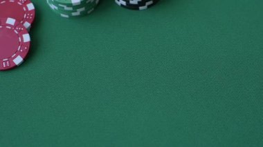 Kumarhanede poker oynuyorum. Fişler, bahisler ve risklerle. Yeşil kartlar ve çipler tasarımınız için arka plan görevi görür