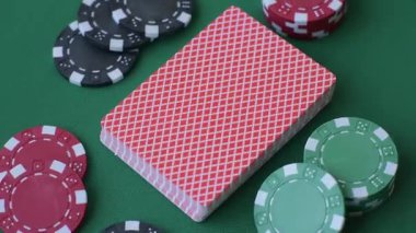 Kumarhanede poker oynuyorum. Fişler, bahisler ve risklerle. Yeşil kartlar ve çipler tasarımınız için arka plan görevi görür