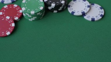 Kumarhanede kumar oynamak, kumar oynamak, kumar oynamak ve risk almak. Yeşil kartlar ve çipler tasarımınız için arka plan görevi görür