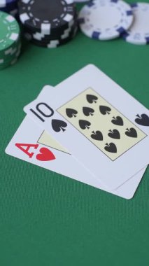 Kumarhanede kumar oynamak, kumar oynamak, kumar oynamak ve risk almak. Yeşil kartlar ve çipler tasarımınız için arka plan görevi görür