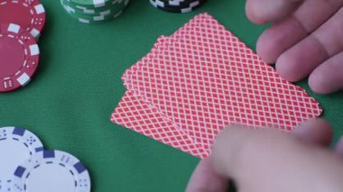 Kumarhanede poker oynuyorum. Fişler, bahisler ve risklerle. Yeşil kartlar ve çipler tasarımınız için arka plan görevi görür