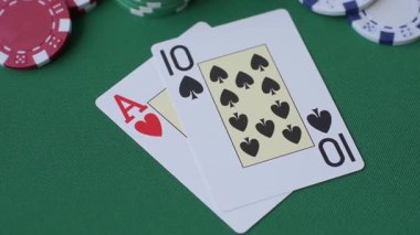 Kumarhanede kumar oynamak, kumar oynamak, kumar oynamak ve risk almak. Yeşil kartlar ve çipler tasarımınız için arka plan görevi görür