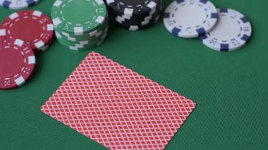 Kumarhanede kumar oynamak, kumar oynamak, kumar oynamak ve risk almak. Yeşil kartlar ve çipler tasarımınız için arka plan görevi görür