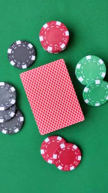 Kumarhanede poker oynuyorum. Fişler, bahisler ve risklerle. Yeşil kartlar ve çipler tasarımınız için arka plan görevi görür