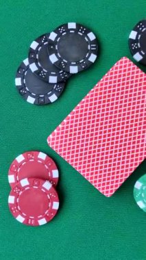 Kumarhanede poker oynuyorum. Fişler, bahisler ve risklerle. Yeşil kartlar ve çipler tasarımınız için arka plan görevi görür
