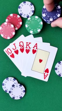 Kumarhanede poker oynuyorum. Fişler, bahisler ve risklerle. Yeşil kartlar ve çipler tasarımınız için arka plan görevi görür