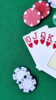 Kumarhanede poker oynuyorum. Fişler, bahisler ve risklerle. Yeşil kartlar ve çipler tasarımınız için arka plan görevi görür