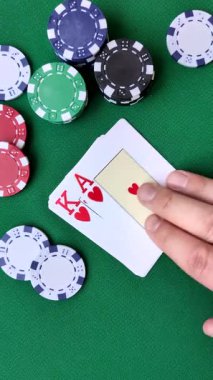 Kumarhanede poker oynuyorum. Fişler, bahisler ve risklerle. Yeşil kartlar ve çipler tasarımınız için arka plan görevi görür