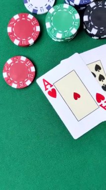 Kumarhanede kumar oynamak, kumar oynamak, kumar oynamak ve risk almak. Yeşil kartlar ve çipler tasarımınız için arka plan görevi görür