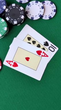 Kumarhanede kumar oynamak, kumar oynamak, kumar oynamak ve risk almak. Yeşil kartlar ve çipler tasarımınız için arka plan görevi görür