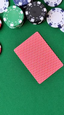 Kumarhanede poker oynuyorum. Fişler, bahisler ve risklerle. Yeşil kartlar ve çipler tasarımınız için arka plan görevi görür