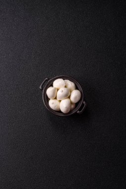 Mozzarella peynirli toplar, Akdeniz yemekleri için taze beyaz dilimler. Tasarımın için arka plan olarak Mozzarella peyniri