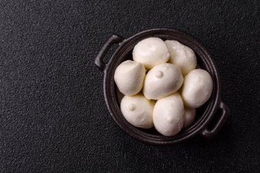 Mozzarella peynirli toplar, Akdeniz yemekleri için taze beyaz dilimler. Tasarımın için arka plan olarak Mozzarella peyniri