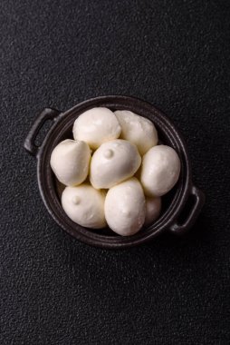 Mozzarella peynirli toplar, Akdeniz yemekleri için taze beyaz dilimler. Tasarımın için arka plan olarak Mozzarella peyniri