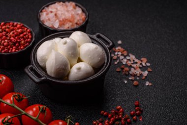 Mozzarella peynirli toplar, Akdeniz yemekleri için taze beyaz dilimler. Tasarımın için arka plan olarak Mozzarella peyniri
