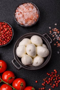 Mozzarella peynirli toplar, Akdeniz yemekleri için taze beyaz dilimler. Tasarımın için arka plan olarak Mozzarella peyniri