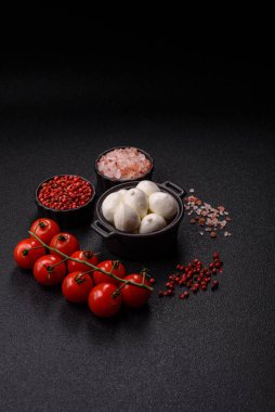 Mozzarella peynirli toplar, Akdeniz yemekleri için taze beyaz dilimler. Tasarımın için arka plan olarak Mozzarella peyniri